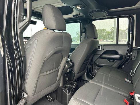 Used 2018 Jeep Wrangler Unlimited Sahara AWD/4WD image 16
