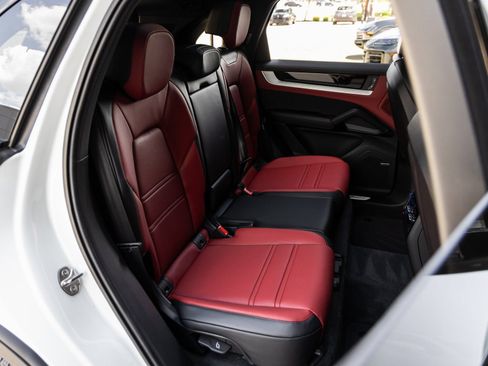 Certified 2025 Porsche Cayenne AWD/4WD image 37