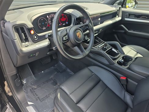 Used 2025 Porsche Cayenne image 4