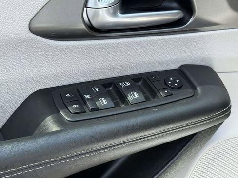 Used 2024 Chrysler Pacifica Touring-L FWD image 9