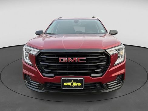 Used 2023 GMC Terrain SLE w/ Driver Convenience Package image 2