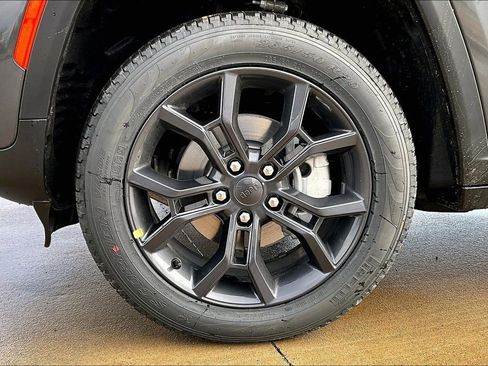New 2025 Jeep Grand Cherokee Limited w/ Trailer Tow Package AWD/4WD image 15