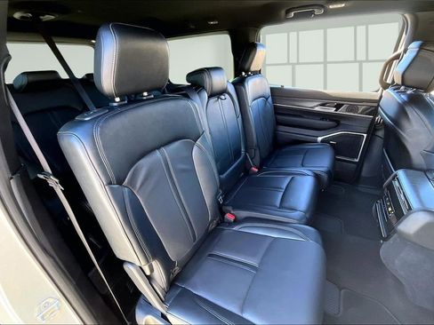 Used 2024 Jeep Wagoneer L Series II image 24