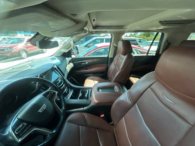 Used 2018 Cadillac Escalade Premium Luxury AWD/4WD image 4