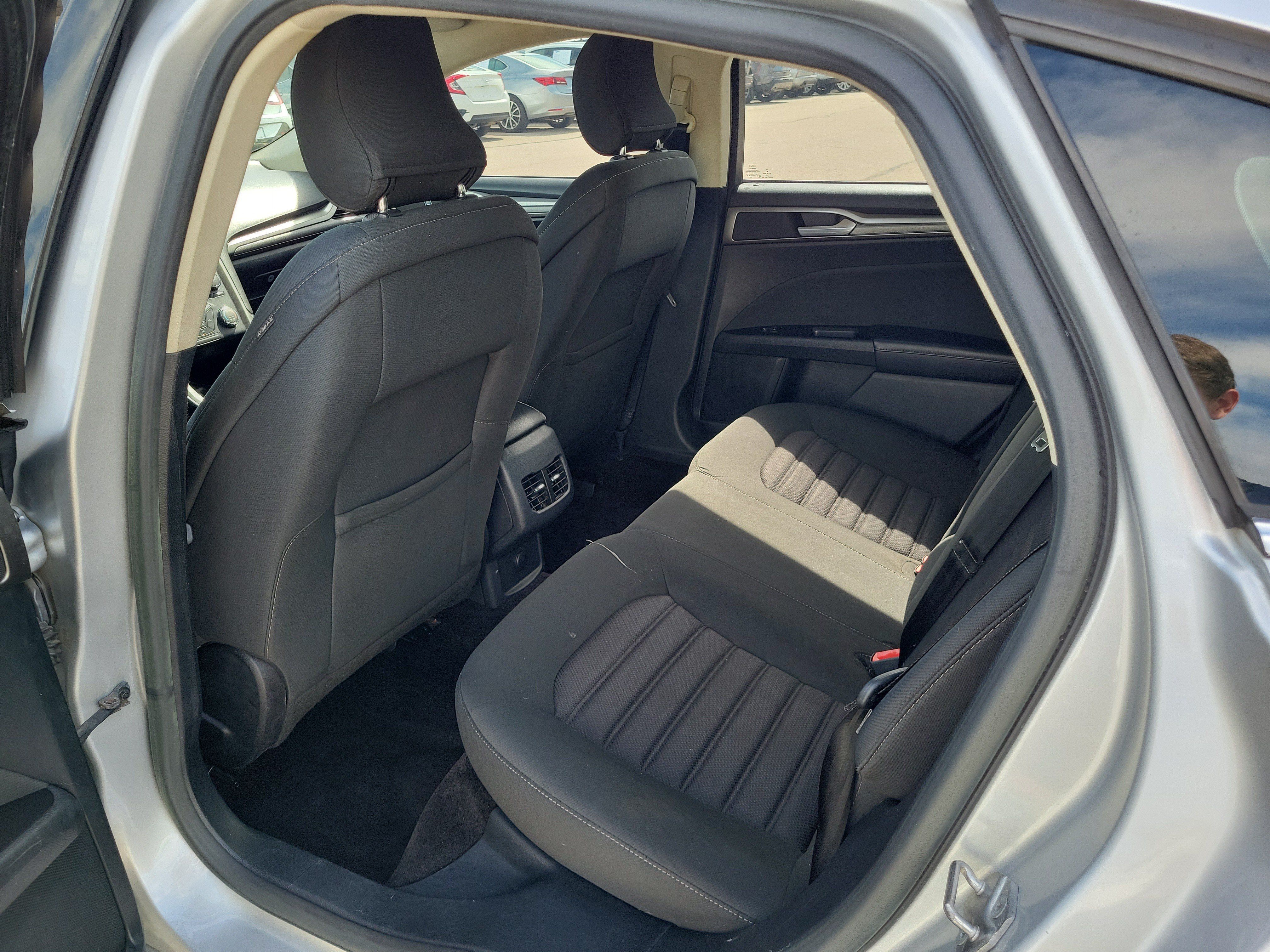 Used 2017 Ford Fusion SE FWD image 12
