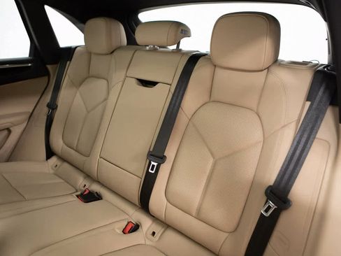 Certified 2025 Porsche Macan image 28