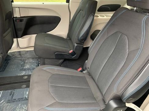 Used 2021 Chrysler Pacifica Touring image 17