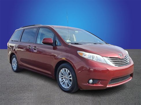 Used 2014 Toyota Sienna XLE image 3