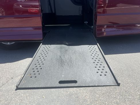 Used 2019 Dodge Grand Caravan SXT FWD image 13