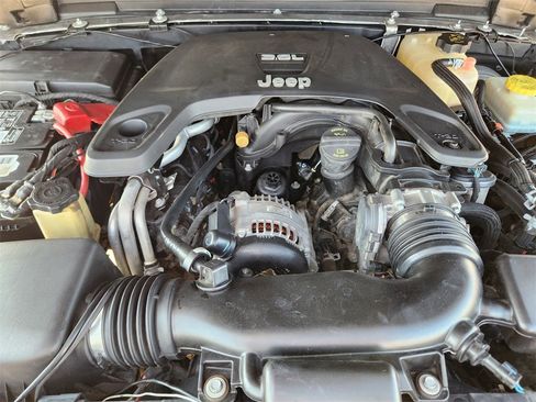 Used 2018 Jeep Wrangler Unlimited Sahara image 31