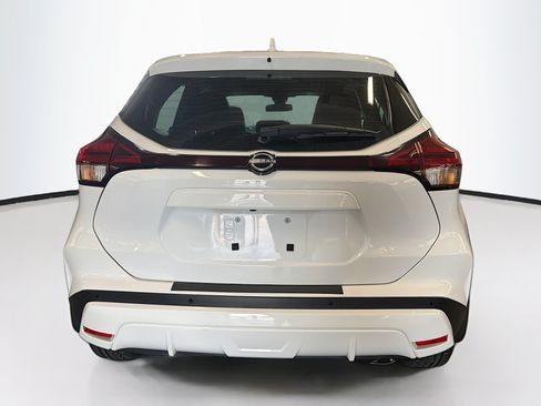 Used 2023 Nissan Kicks S FWD image 7