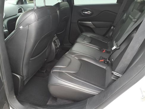 Used 2019 Jeep Cherokee Latitude Plus w/ Trailer Tow Group image 6