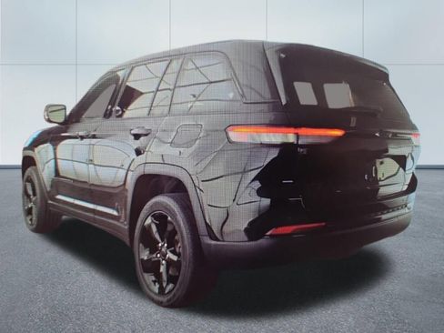 Used 2023 Jeep Grand Cherokee Altitude AWD/4WD image 5