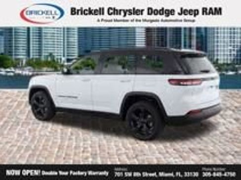 Used 2023 Jeep Grand Cherokee Altitude RWD image 30