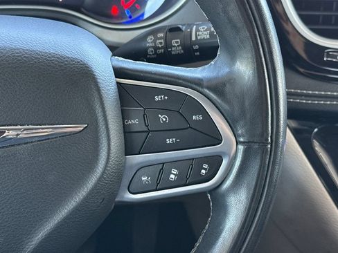 Used 2022 Chrysler Pacifica Touring-L w/ Uconnect Theater Family Group FWD image 38