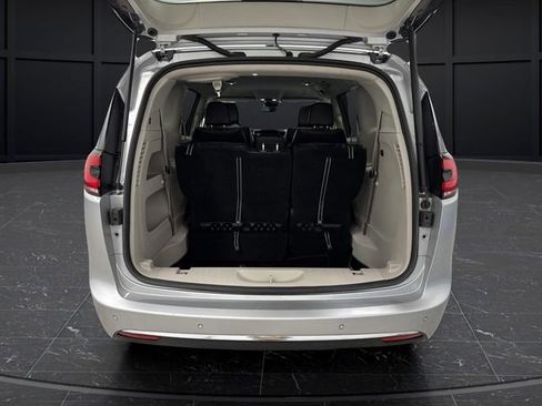 Certified 2023 Chrysler Pacifica Touring-L image 13