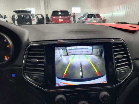 Used 2019 Jeep Grand Cherokee Altitude AWD/4WD image 14