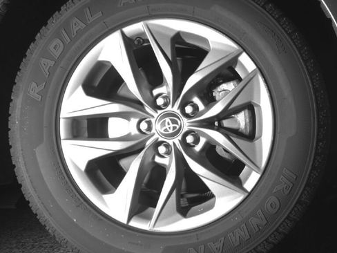 Used 2025 Toyota Sienna XLE FWD image 11
