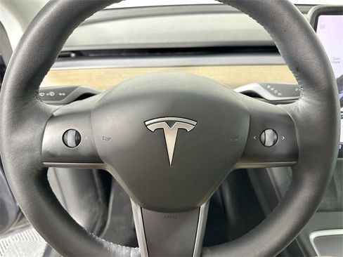 Used 2022 Tesla Model Y Long Range image 19