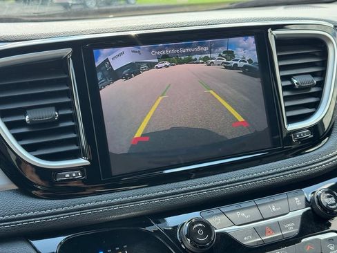 Used 2025 Chrysler Pacifica Limited FWD image 4