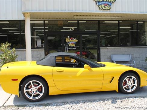Used 2004 Chevrolet Corvette Convertible w/ Preferred Equipment Group RWD image 20