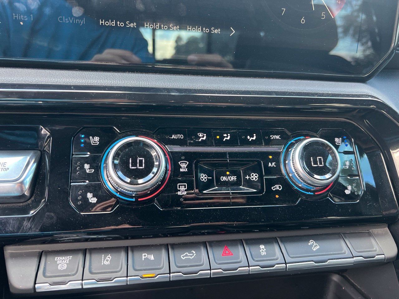 Used 2024 GMC Sierra 2500 AT4 w/ AT4 Premium Plus Package AWD/4WD image 19