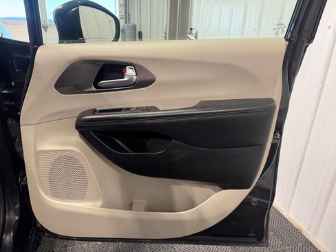 Used 2019 Chrysler Pacifica Limited image 18