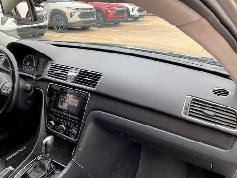 Used 2014 Volkswagen Passat 1.8T SEL Premium image 17
