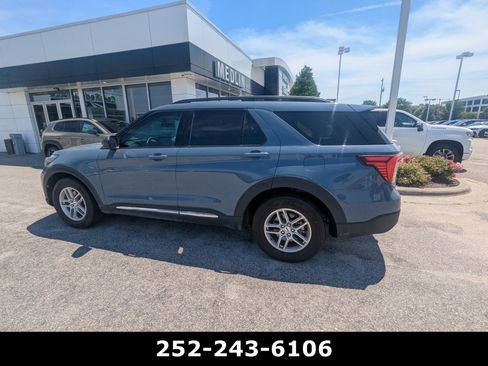 Used 2025 Ford Explorer Active w/ Active Comfort Package RWD image 8