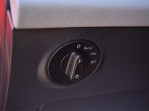 Certified 2023 Volkswagen Taos SE w/ Panoramic Sunroof Package image 9