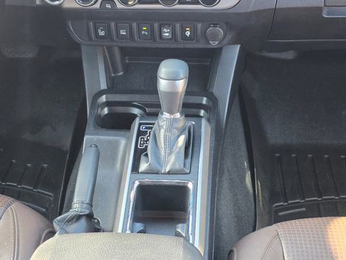 Used 2017 Toyota Tacoma Limited image 24