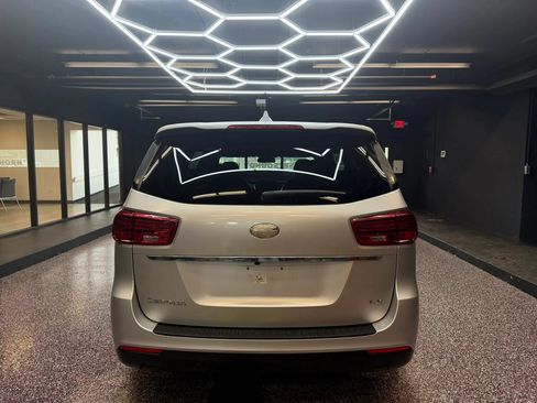 Used 2019 Kia Sedona LX FWD image 5