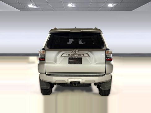 Used 2018 Toyota 4Runner SR5 AWD/4WD image 10