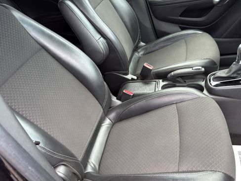 Used 2021 Buick Encore Preferred AWD/4WD image 32
