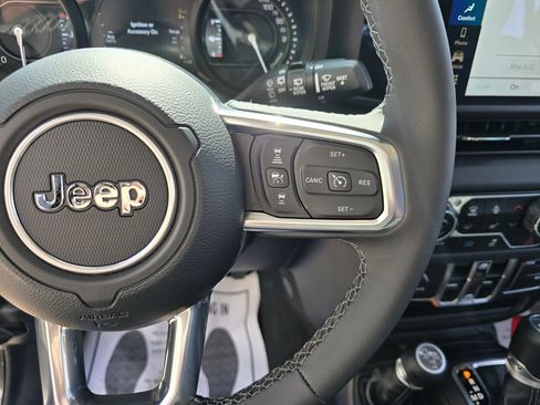 Used 2025 Jeep Wrangler Unlimited Sahara image 40