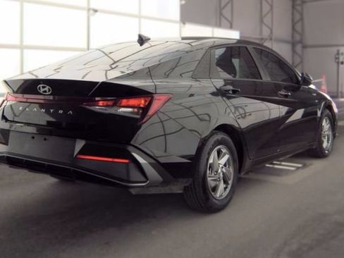 Used 2025 Hyundai Elantra SE FWD image 2