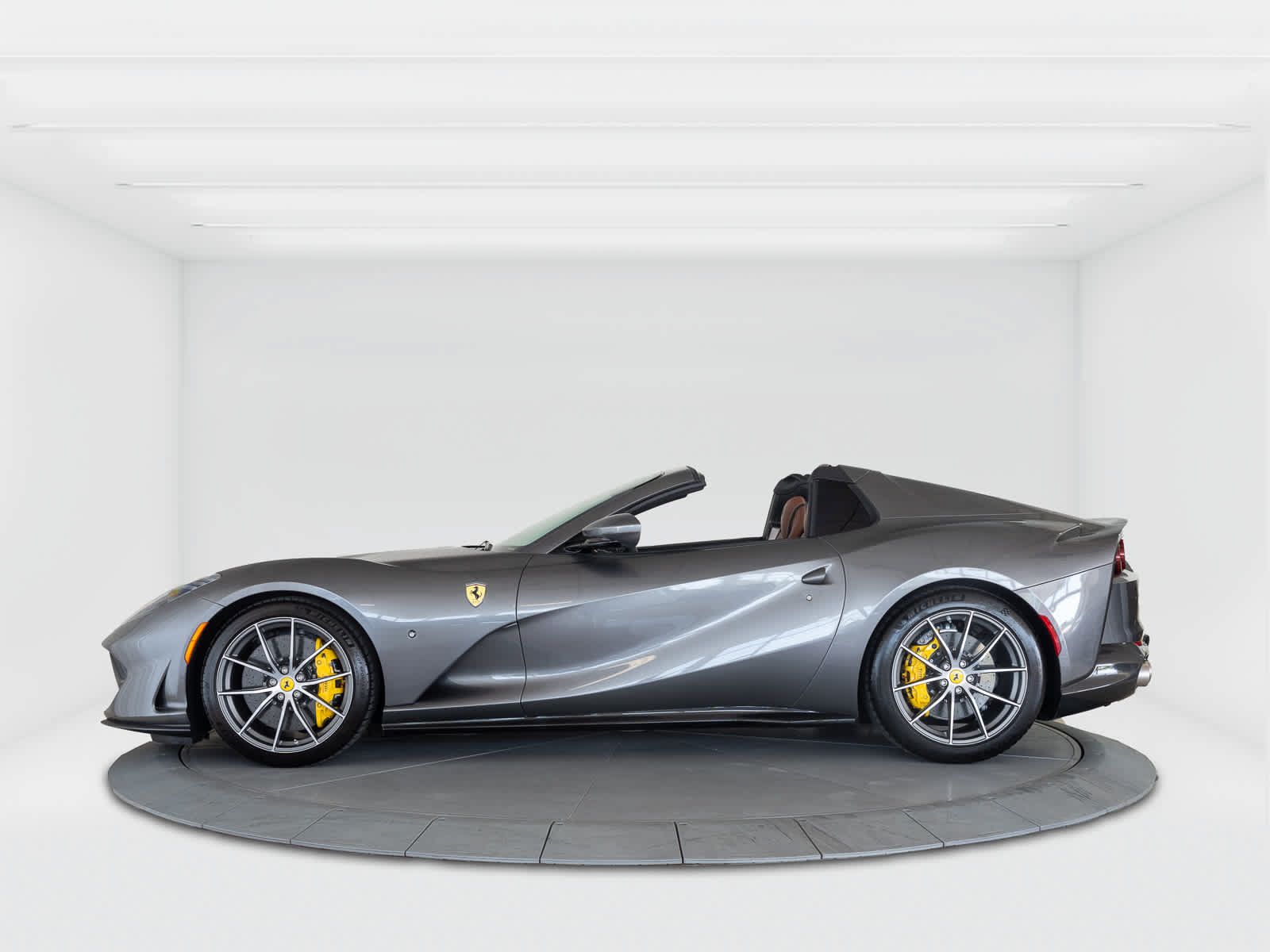Used 2022 Ferrari 812 GTS RWD image 2