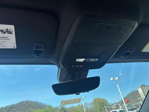 Used 2025 Chevrolet Equinox LT w/ Convenience Package II image 19