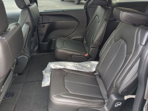 New 2026 Chrysler Pacifica Select image 14