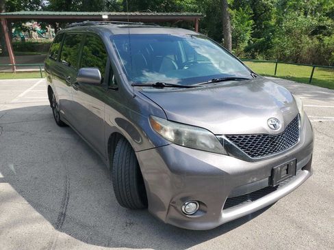 Used 2011 Toyota Sienna SE w/ Preferred Pkg FWD image 8