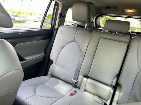 Used 2021 Toyota Highlander Limited image 13