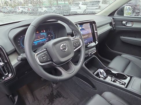 Certified 2025 Volvo XC40 B5 Plus w/ Climate Package image 7