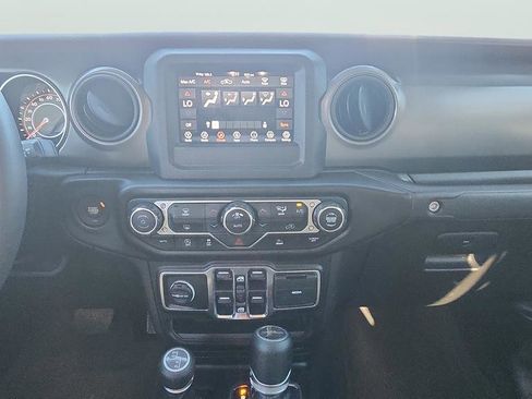 Used 2023 Jeep Gladiator Willys image 12