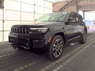 Used 2022 Jeep Grand Cherokee Overland w/ Advanced Protech Group III AWD/4WD video 3