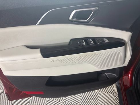 Used 2023 Kia Carnival LX FWD image 9