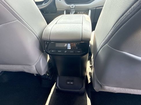 Used 2024 Toyota Highlander XLE FWD image 18