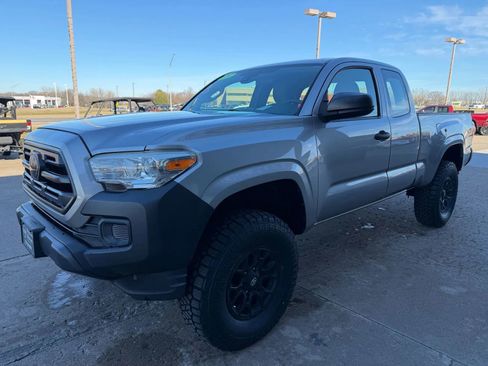 Used 2018 Toyota Tacoma SR image 4