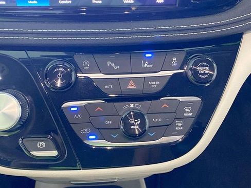 Used 2023 Chrysler Pacifica Touring-L AWD/4WD image 43