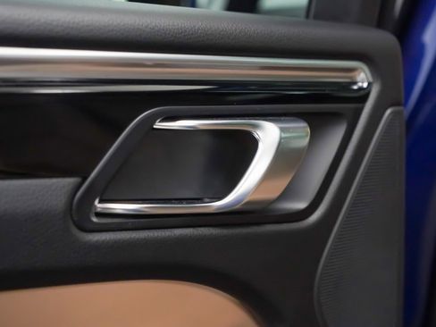 Certified 2022 Porsche Macan image 15