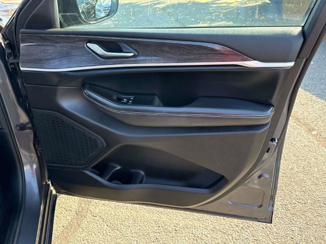 Used 2023 Jeep Grand Cherokee Limited AWD/4WD image 8